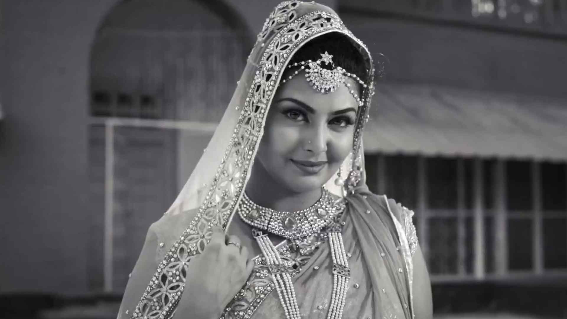 A woman in Bangladeshi national costume in the movie Amra Ekta Cinema Banabo