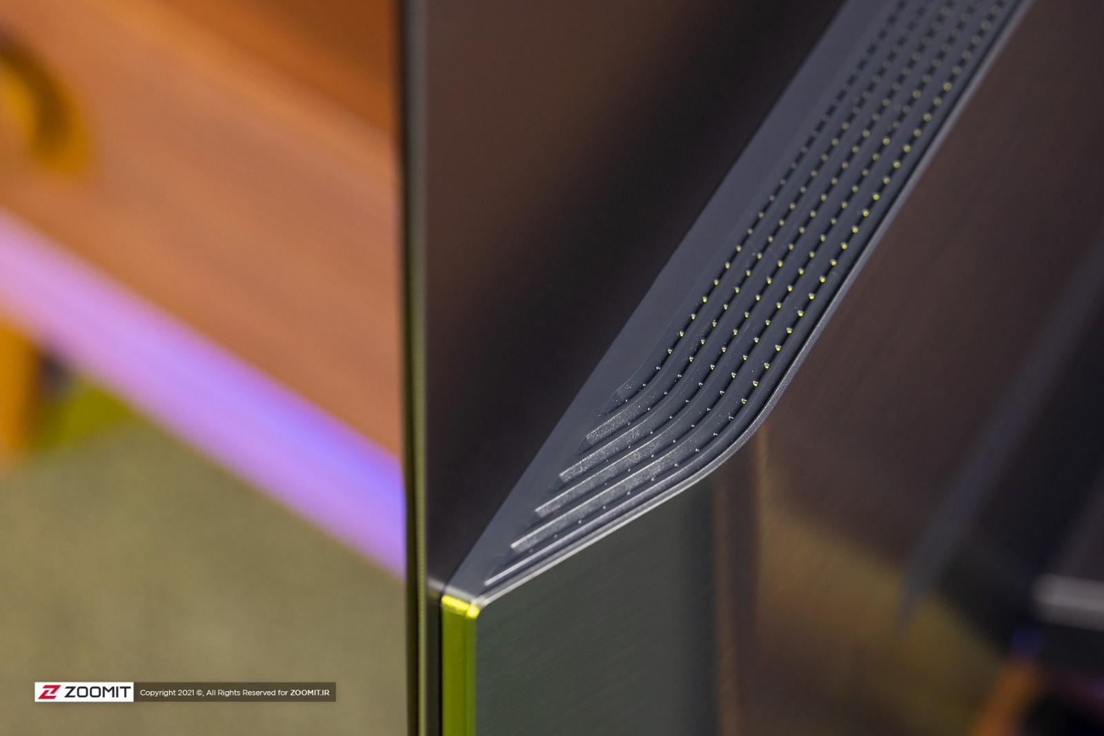 Thickness of the bottom of the LG C1 OLED TV