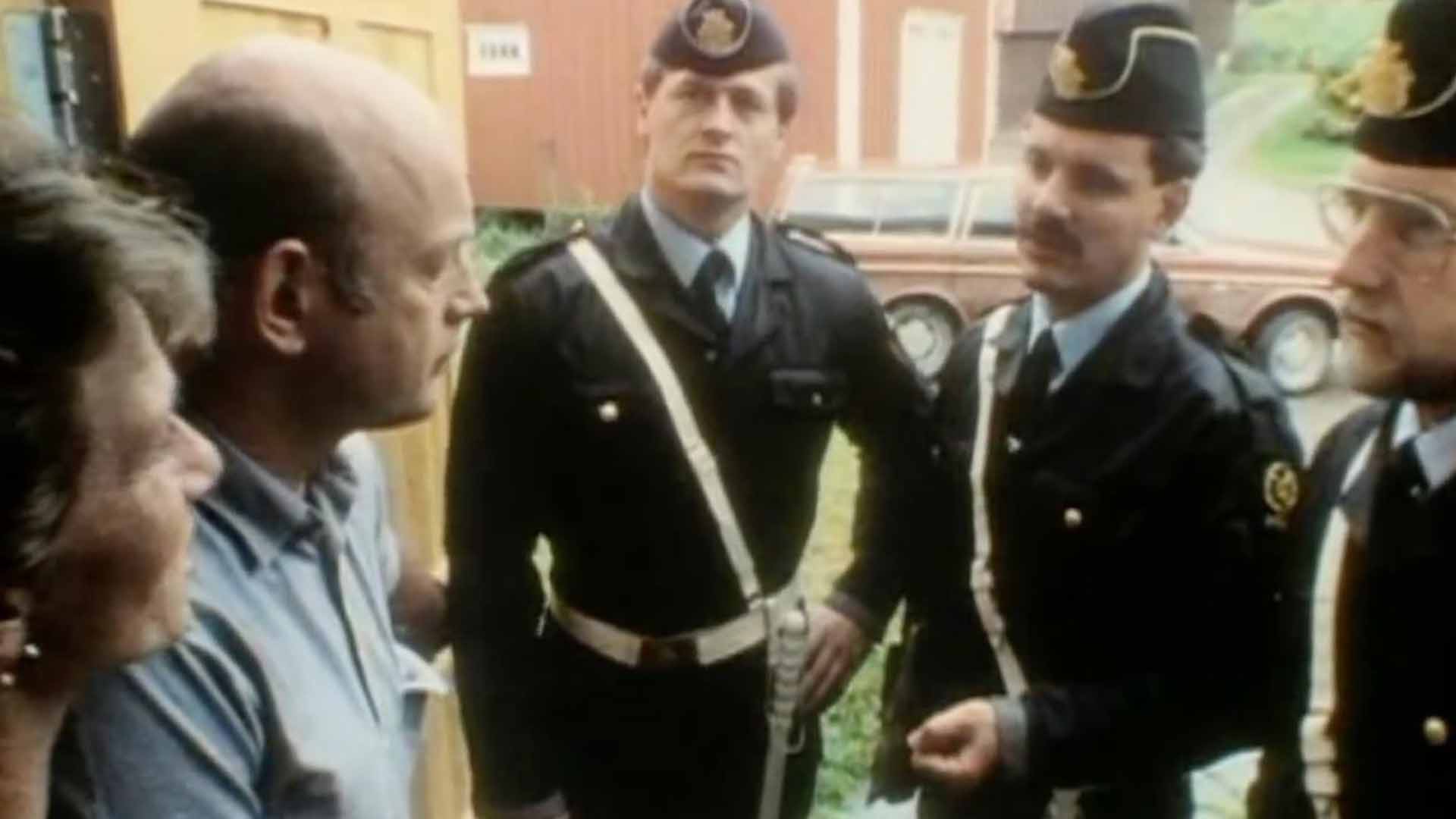 Three cops talking to two men in Resan (The Journey)
