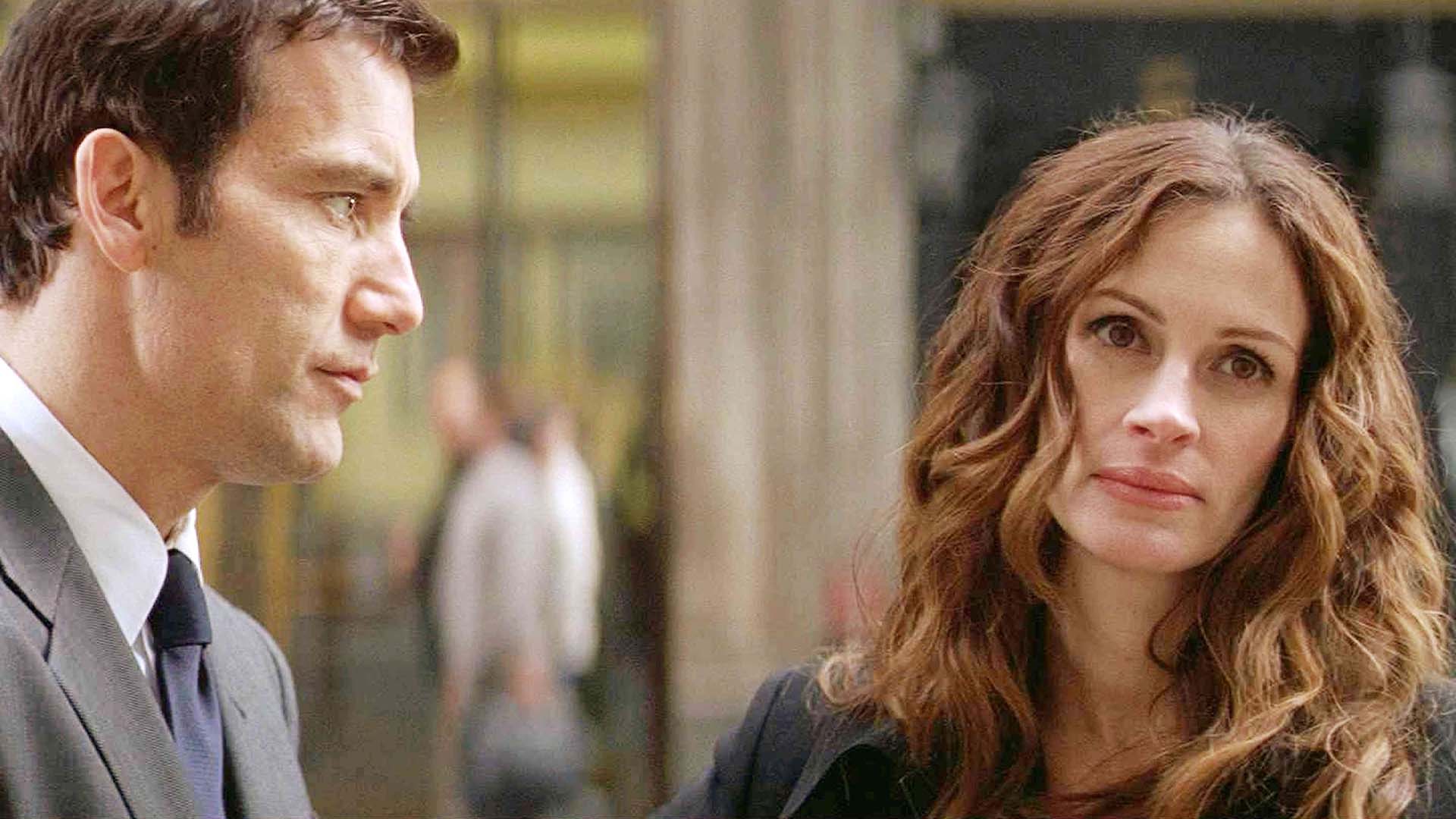Clive Owen looks at Julia Roberts in Duplicity