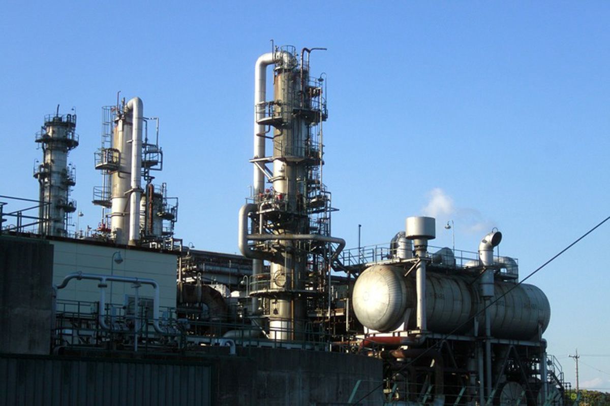 Engine oil and refinery