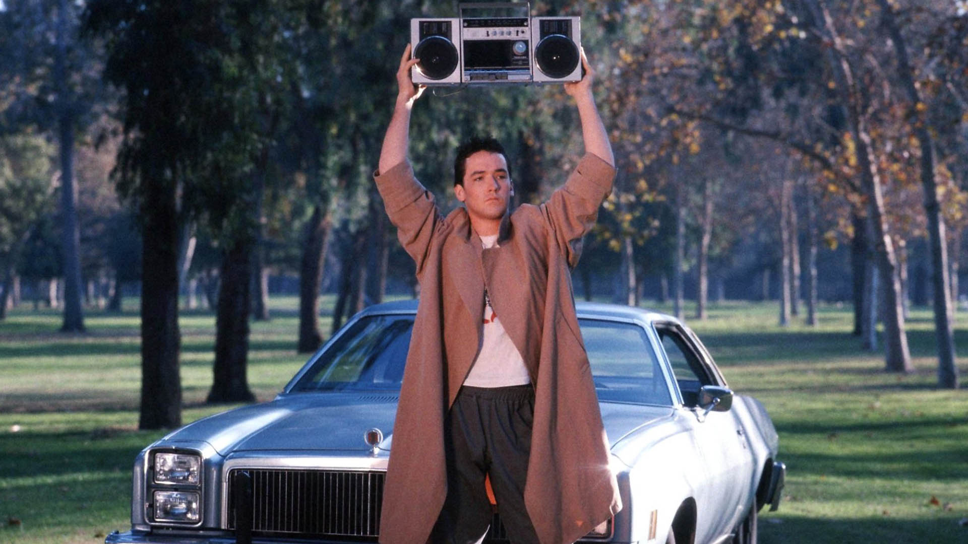 John Kiosk holding a tape recorder in Say Anything