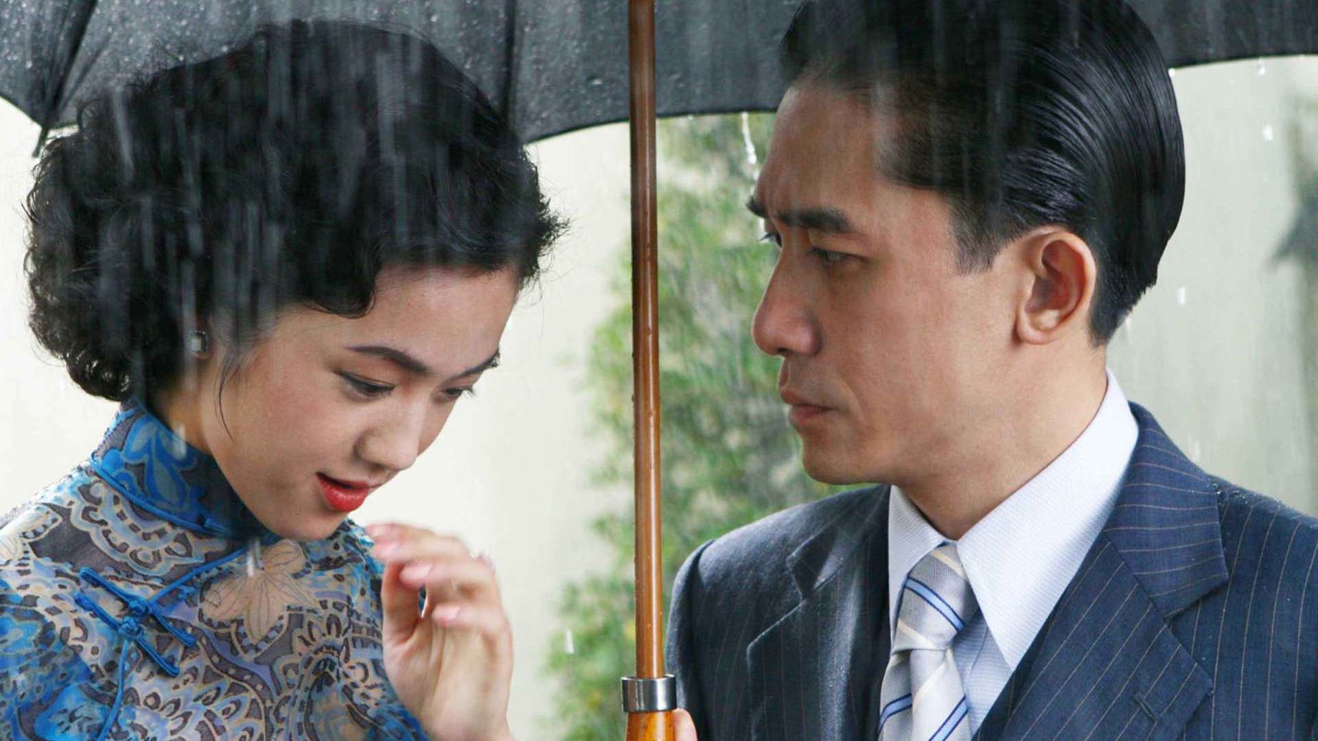 Tony Liang and Joan Chen under the rain and umbrella in Lost, Caution