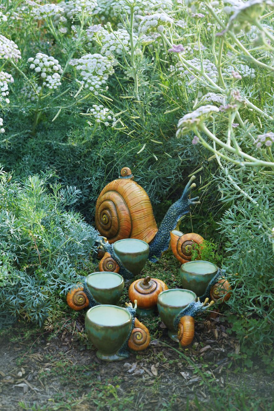 Ceramic set / cup and teapot of snail design