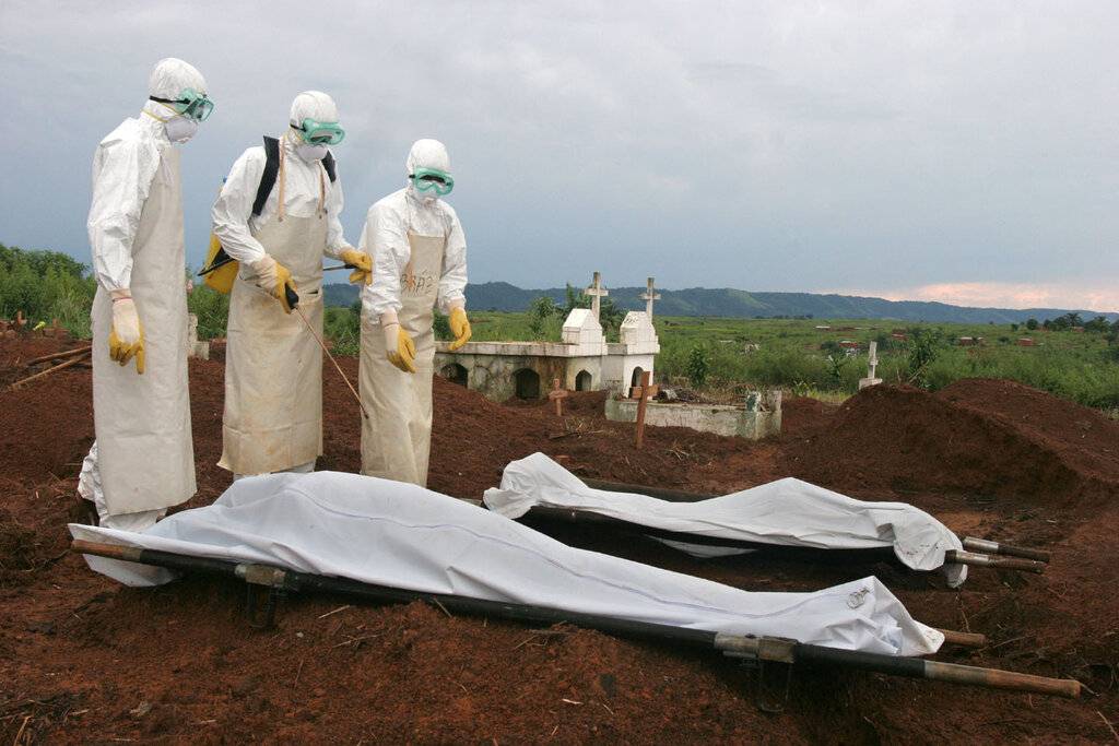 Burial of bodies suspected of Marburg virus / Soldiers