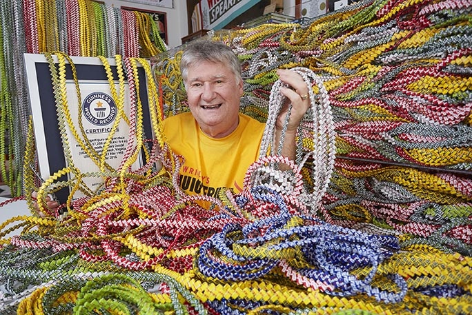 Longest chain with a pack of chewing gum / Guinness World Records