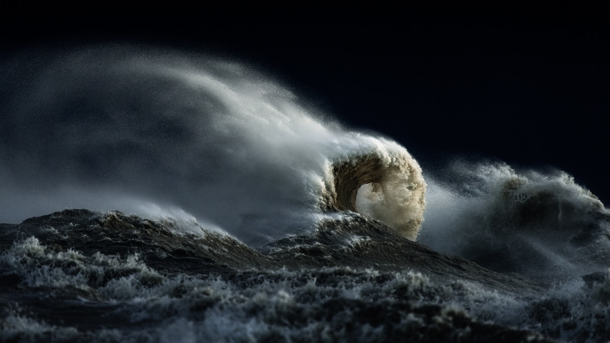 The power and beauty of the huge waves of Lake Erie