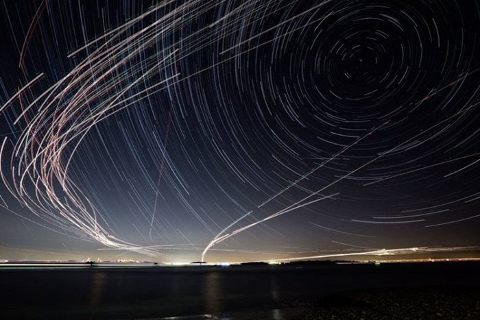 Amazing images of light trails of airplanes in the night sky