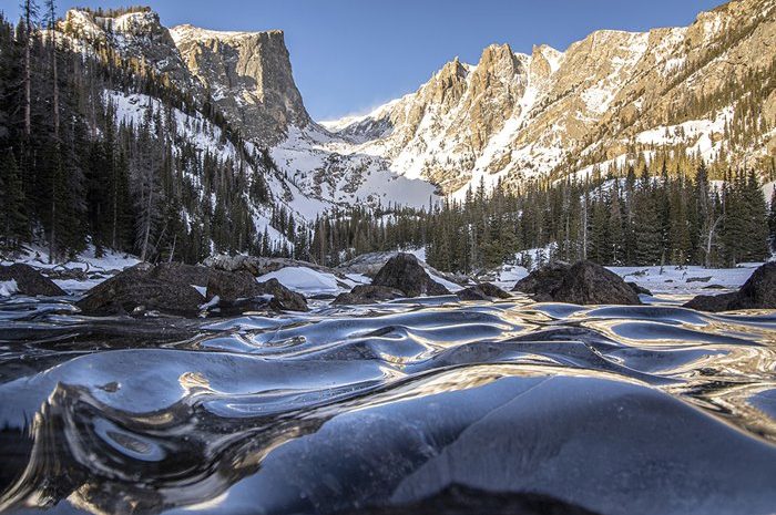 Dreamy images of the frozen waves of Lake Colorado