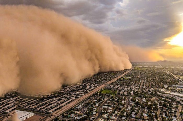 Photographing a large sandstorm in a helicopter