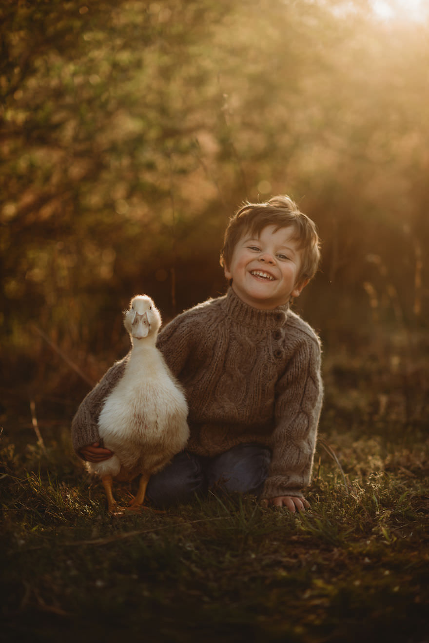 Interaction of children and duck animals / Andrea Martin