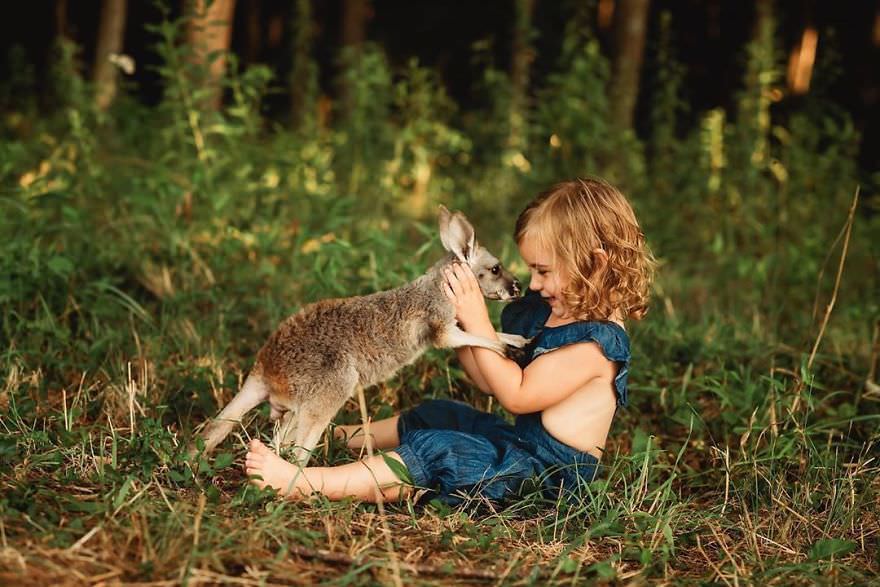 Interaction of children and kangaroo animals / Andrea Martin