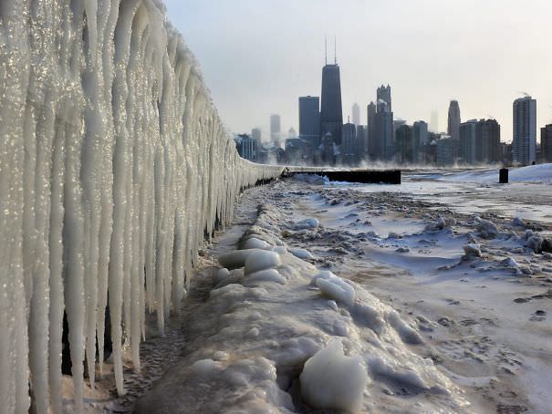 The cold wave freezing the air in America due to the phenomenon of the vortex or polar vortex