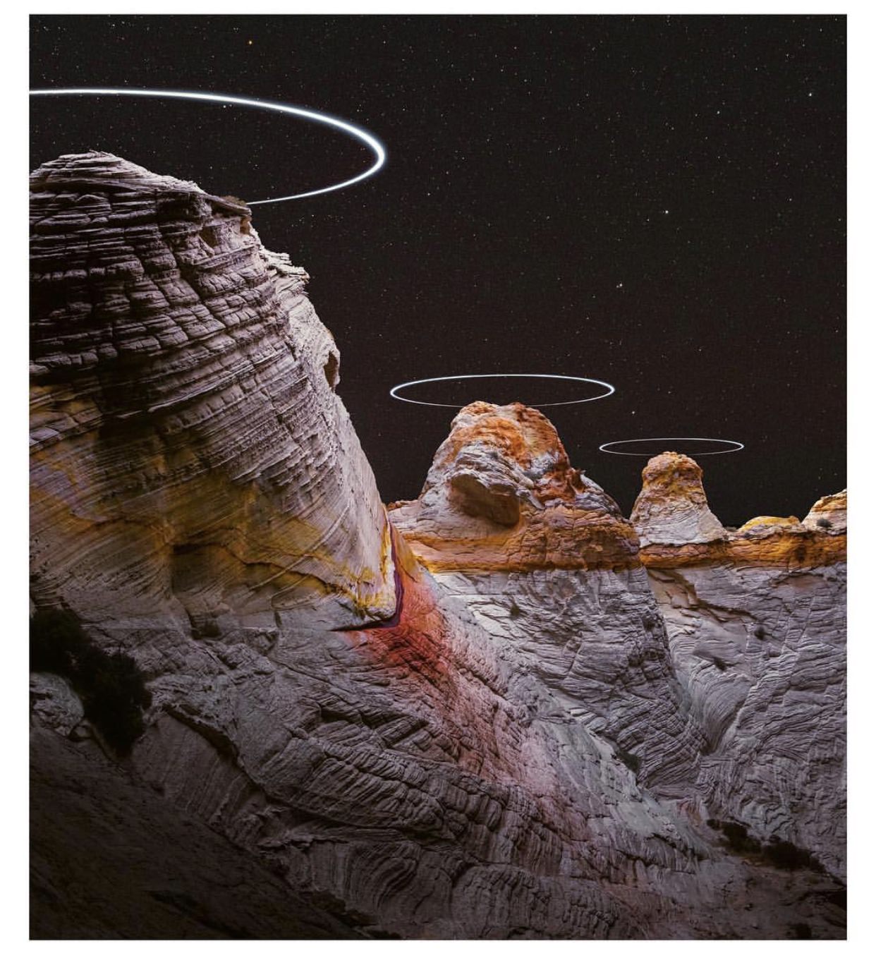 This image was selected from the Lux Noctis archive of artist and musician Reuben Wu. Using a drone equipped with a powerful DIY LED light source, Wu has managed to record the light conditions over the Vermillion Rocks of Arizona at night. He used a mid-range digital camera to record this photo and with the help of a drone that controlled both the camera and the flight at the same time, he raised it to the height of the top of those rocks.