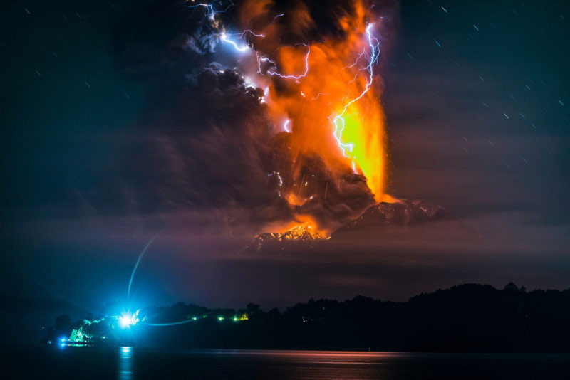 Volcanic eruptions and dirty thunderstorm photography by Francisco Negroni