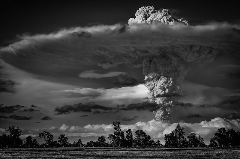 Volcanic eruptions and dirty thunderstorm photography by Francisco Negroni