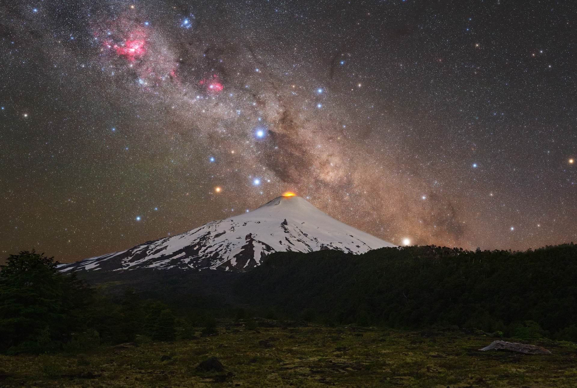 Volcano and cross / Thomas Slwinski / Villarrica Volcano, Chile / Milky Way Photographer of the Year 2021